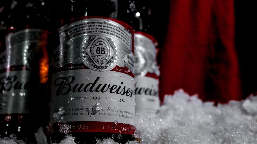 Alemães dizem não gostar de Budweiser. A marca não vai aceitar um “não” como resposta