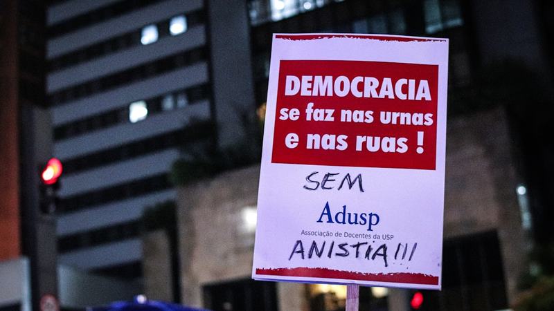 Estudo analisa como a lealdade política a Bolsonaro afastou brasileiros da vacina contra a COVID