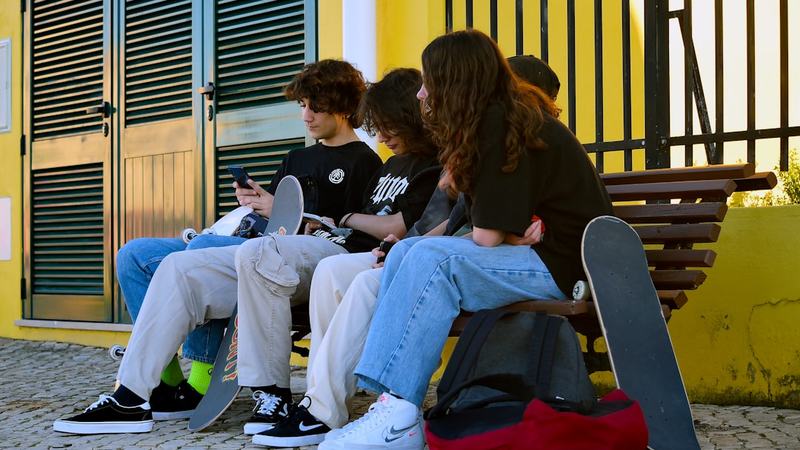 Pesquisa sobre comportamento de adolescentes nas redes sociais mostra que os mais desfavorecidos enfrentam os maiores riscos