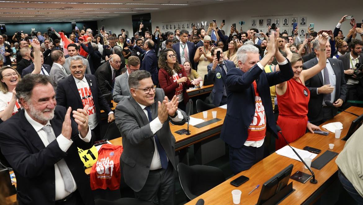 Comissão aprova relatório de PEC que acaba com escala 6X1