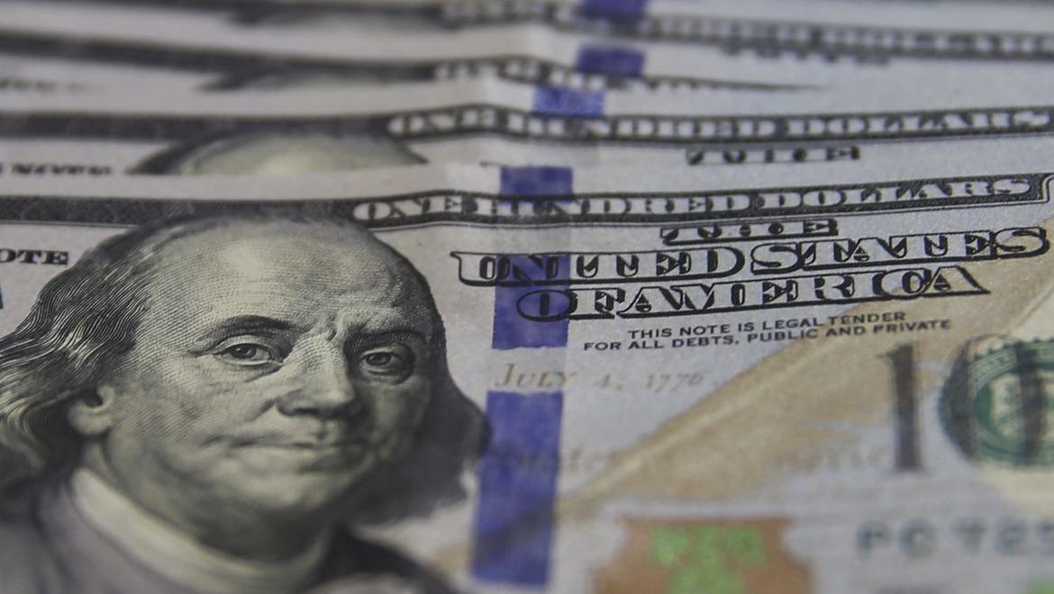 Dólar cai ao menor valor desde junho com alta do petróleo