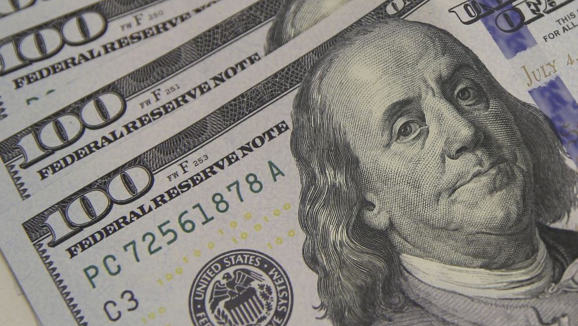 Dólar encosta em R$ 5,10 com tarifaço e tensão global
