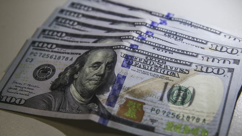 Dólar fecha abaixo de R$ 4,90 pela primeira vez em 28 meses