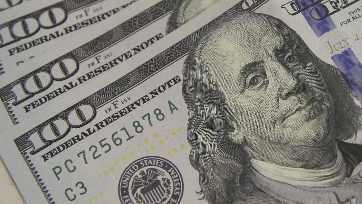 Dólar sobe a R$ 5,06, e bolsa cai com tensão global e ruído político