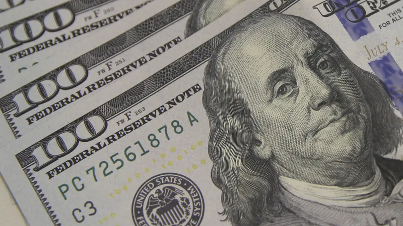 Dólar sobe a R$ 5,06, e bolsa cai com tensão global e ruído político