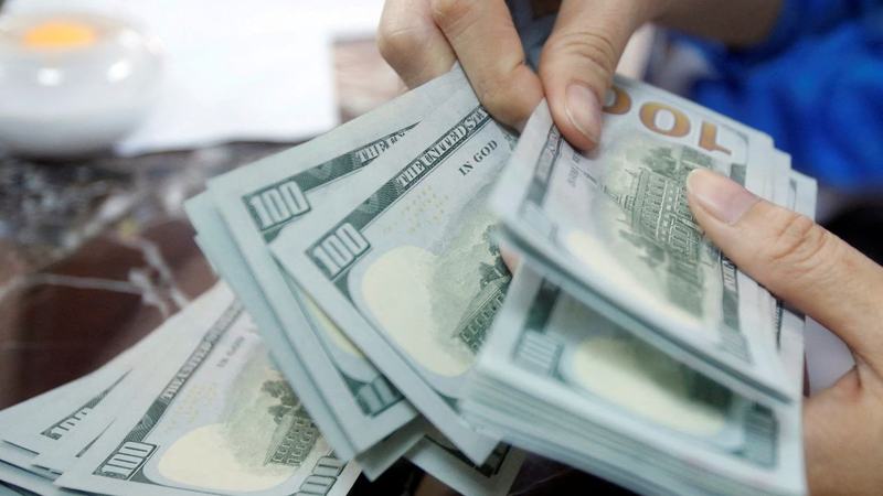 Dólar supera R$ 5 e bolsa cai quase 2% em dia de turbulência