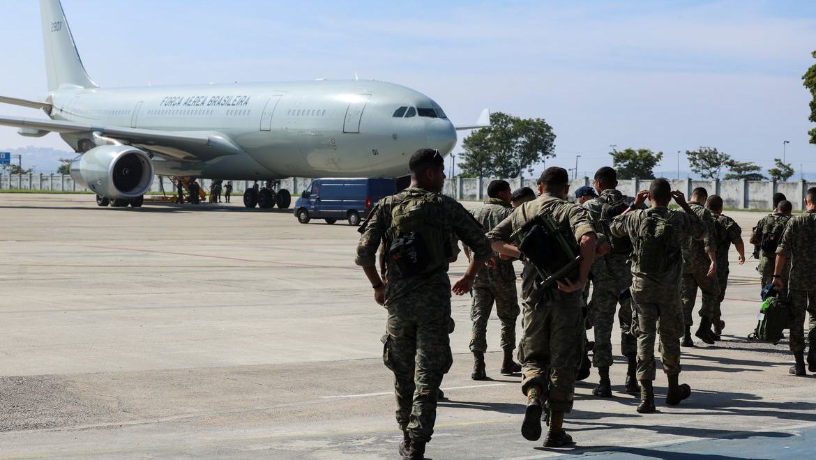 FAB envia militares e 18 toneladas de medicamentos para a Venezuela