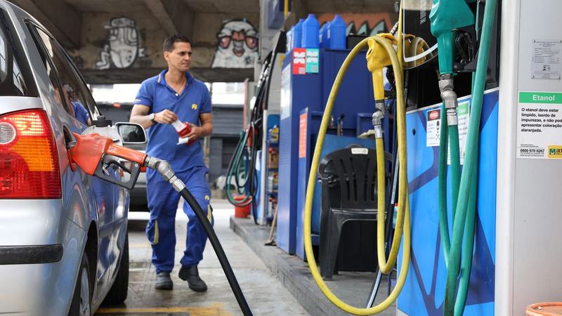 Governo propõe subvenção da gasolina em R$ 0,44 por litro