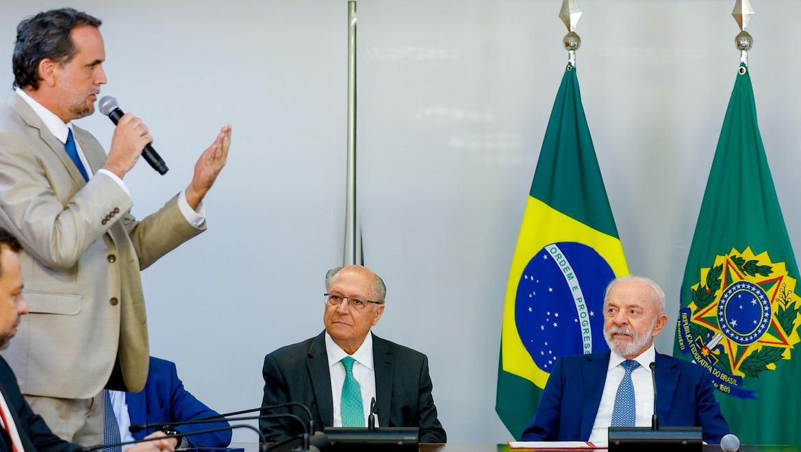 Lula assina MP e zera "taxa das blusinhas"