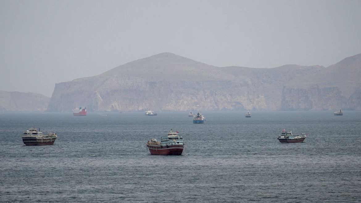 Mísseis atingem navio de guerra dos EUA que tentava entrar em Ormuz