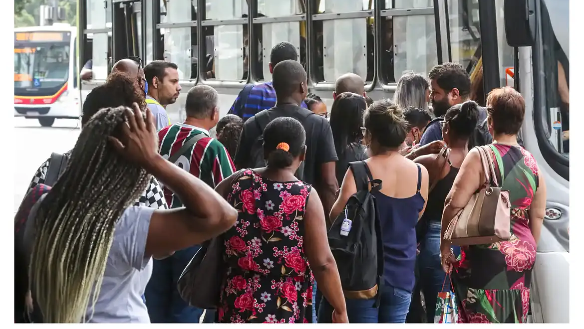 Número de pessoas em busca de emprego há dois anos ou mais cai 21,7%