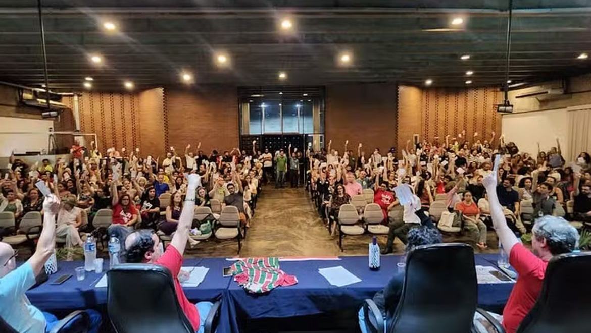 Professores da Uerj suspendem greve, após três meses de paralisação