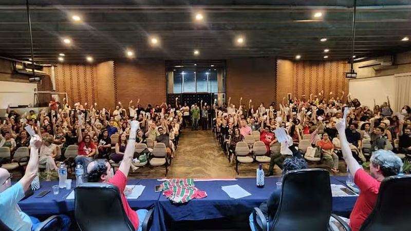 Professores da Uerj suspendem greve, após três meses de paralisação