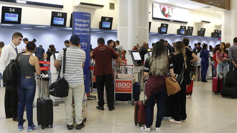 Setor de serviços cai 0,4% em maio por recuo na área de transportes